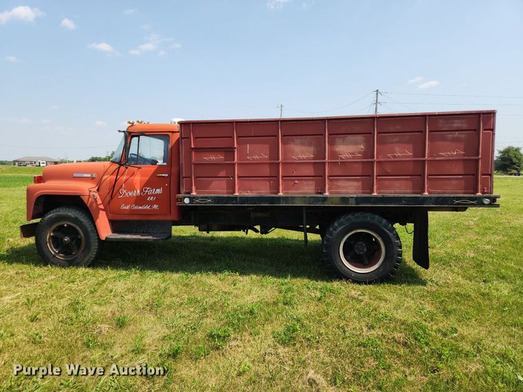image for item LX9643 1972 International Loadstar 1600  grain truck