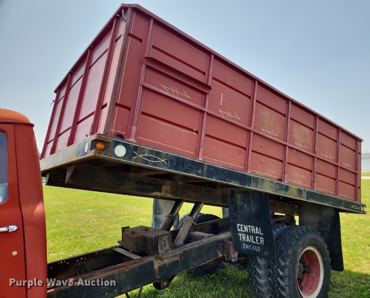 image for item LX9643 1972 International Loadstar 1600  grain truck