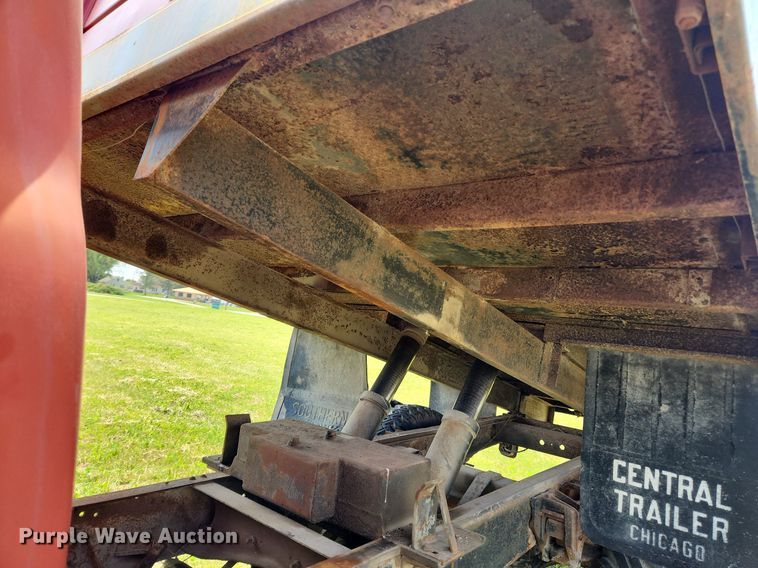 image for item LX9643 1972 International Loadstar 1600  grain truck