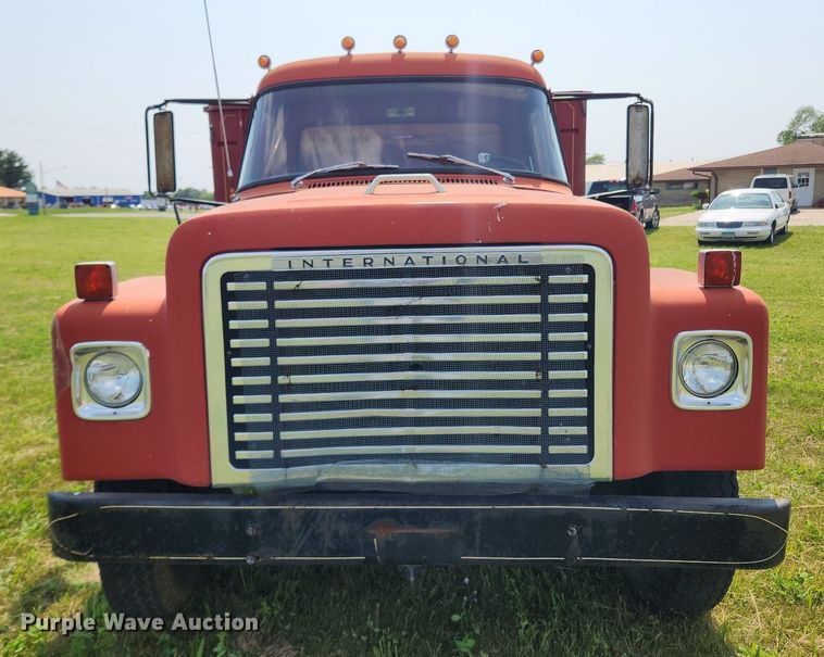 image for item LX9643 1972 International Loadstar 1600  grain truck