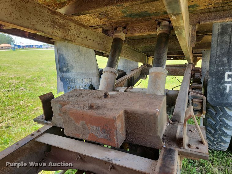 image for item LX9643 1972 International Loadstar 1600  grain truck