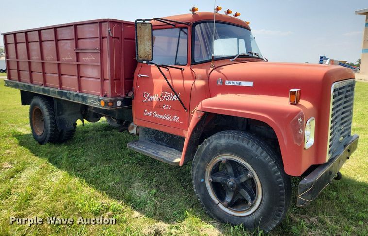 image for item LX9643 1972 International Loadstar 1600  grain truck