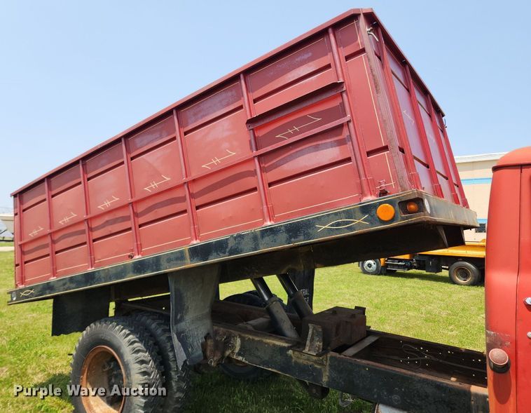 image for item LX9643 1972 International Loadstar 1600  grain truck