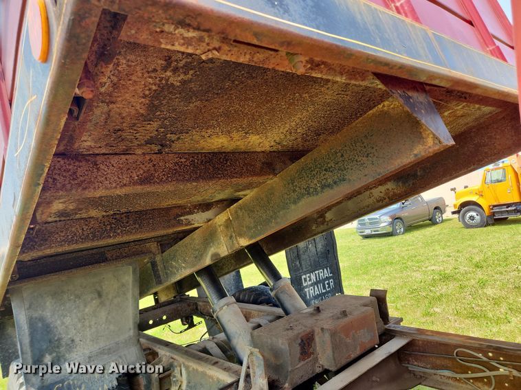 image for item LX9643 1972 International Loadstar 1600  grain truck