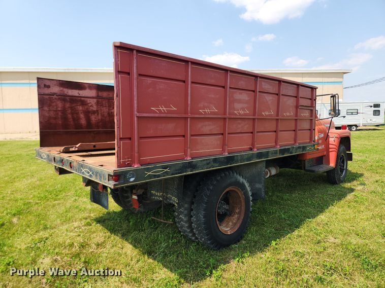 image for item LX9643 1972 International Loadstar 1600  grain truck