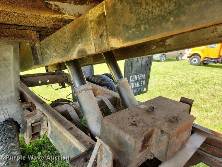 image for item LX9643 1972 International Loadstar 1600  grain truck