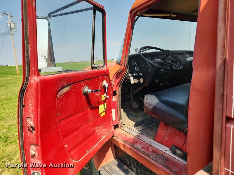 image for item LX9643 1972 International Loadstar 1600  grain truck