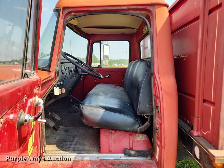 image for item LX9643 1972 International Loadstar 1600  grain truck