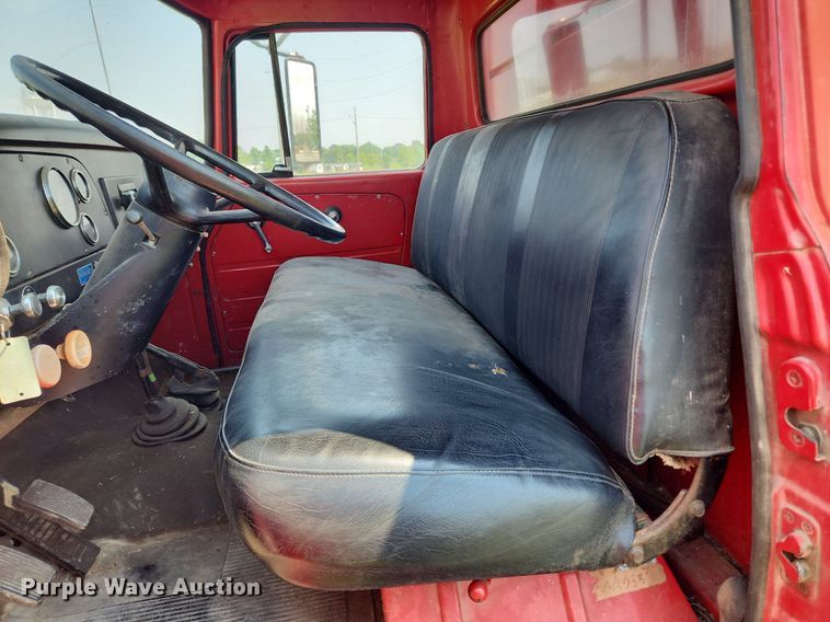 image for item LX9643 1972 International Loadstar 1600  grain truck