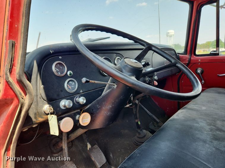 image for item LX9643 1972 International Loadstar 1600  grain truck