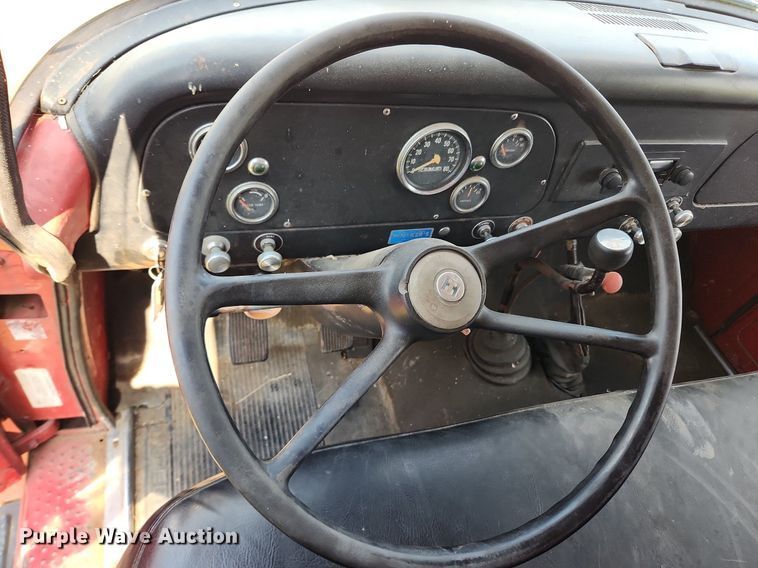 image for item LX9643 1972 International Loadstar 1600  grain truck