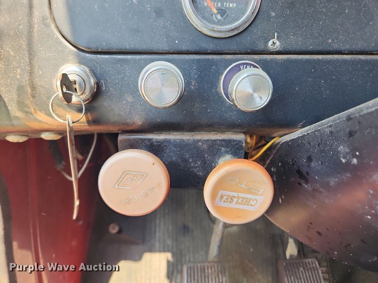 image for item LX9643 1972 International Loadstar 1600  grain truck