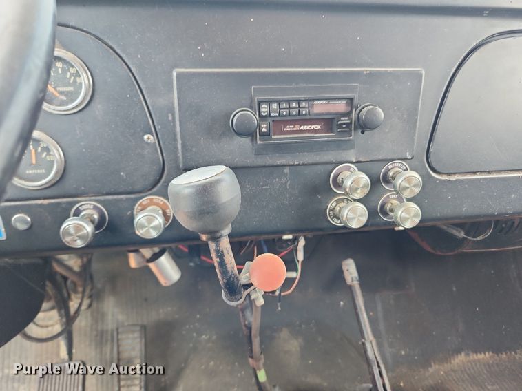 image for item LX9643 1972 International Loadstar 1600  grain truck