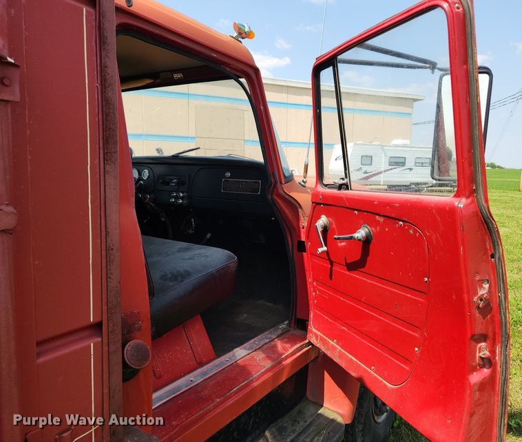 image for item LX9643 1972 International Loadstar 1600  grain truck