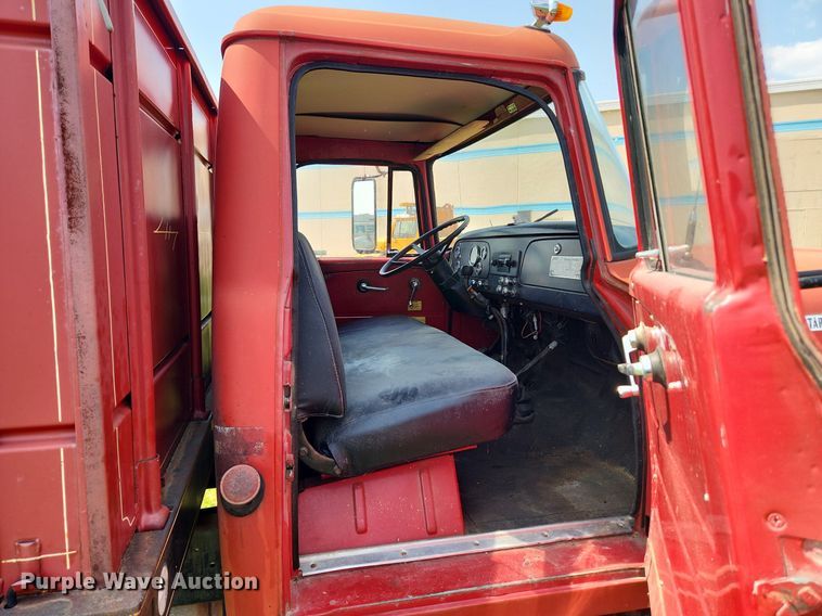 image for item LX9643 1972 International Loadstar 1600  grain truck