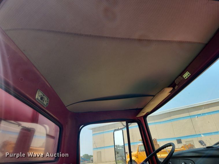 image for item LX9643 1972 International Loadstar 1600  grain truck