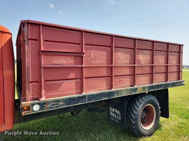 image for item LX9643 1972 International Loadstar 1600  grain truck