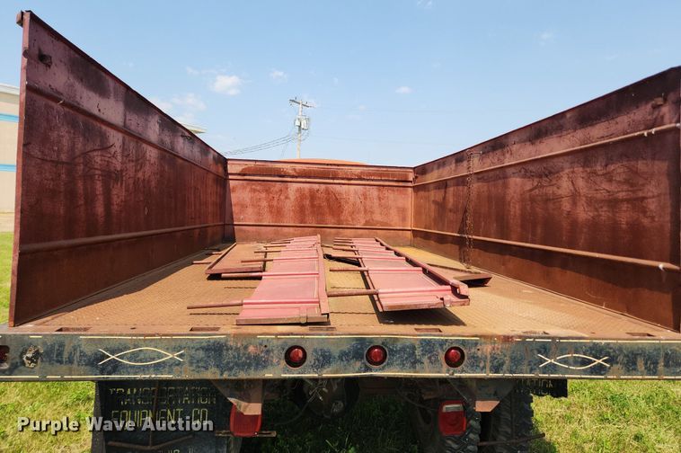 image for item LX9643 1972 International Loadstar 1600  grain truck