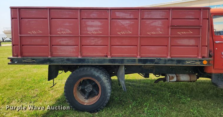 image for item LX9643 1972 International Loadstar 1600  grain truck