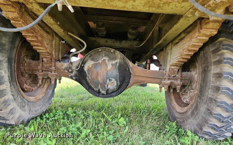 image for item LX9643 1972 International Loadstar 1600  grain truck