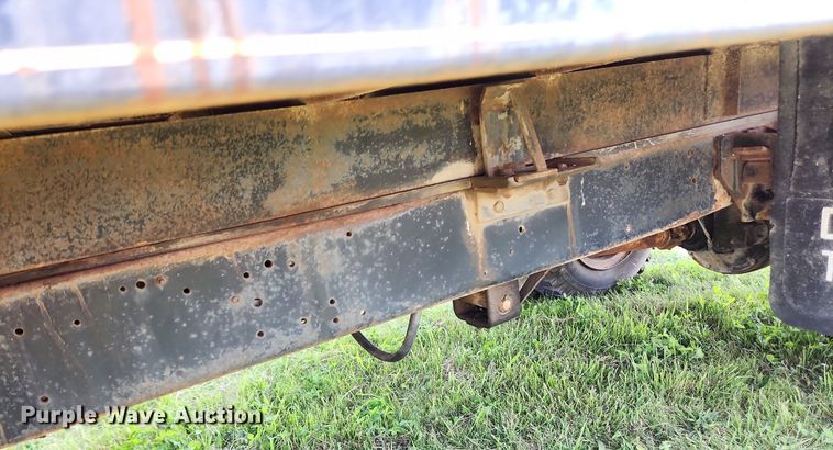 image for item LX9643 1972 International Loadstar 1600  grain truck