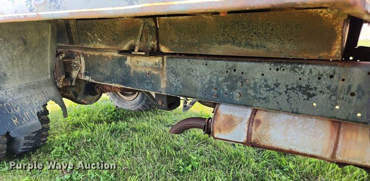 image for item LX9643 1972 International Loadstar 1600  grain truck