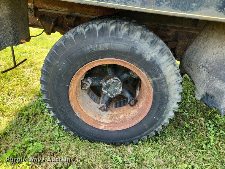 image for item LX9643 1972 International Loadstar 1600  grain truck