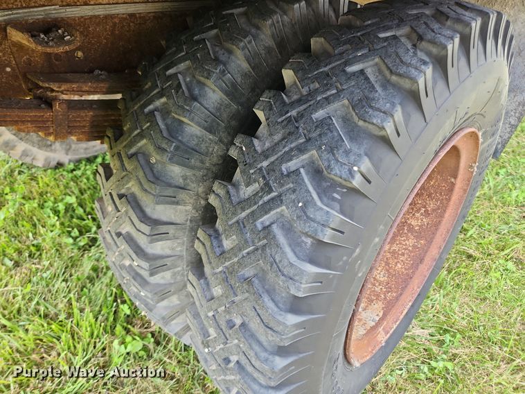 image for item LX9643 1972 International Loadstar 1600  grain truck