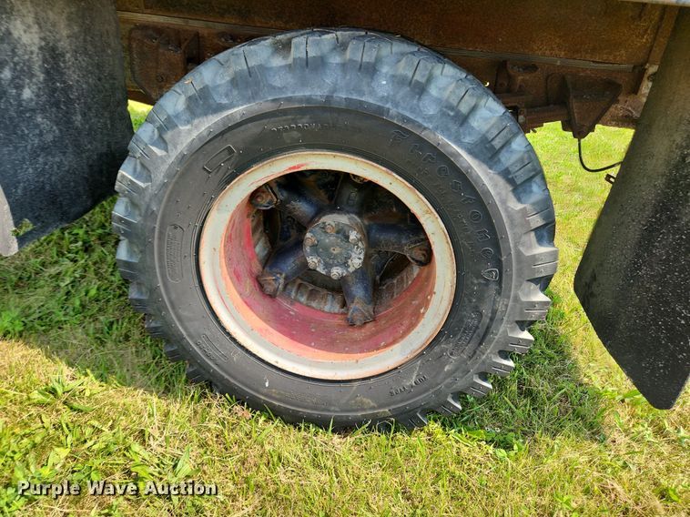 image for item LX9643 1972 International Loadstar 1600  grain truck