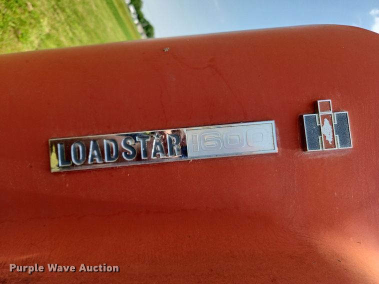 image for item LX9643 1972 International Loadstar 1600  grain truck