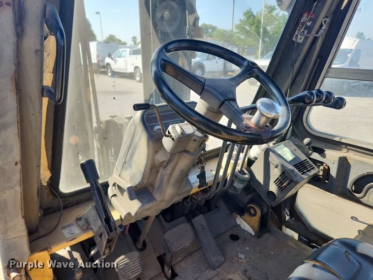 image for item LX9695 Caterpillar DP50K  forklift