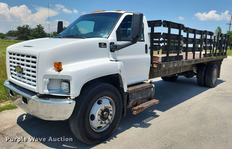 image for item LX9703 2004 Chevrolet C7500  flatbed truck