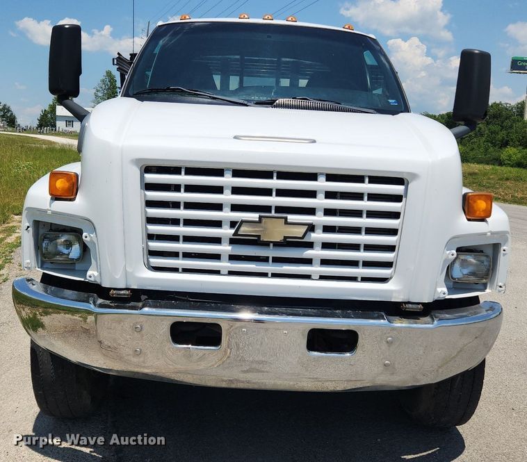 image for item LX9703 2004 Chevrolet C7500  flatbed truck