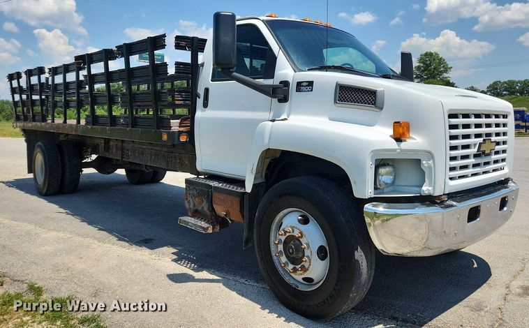 image for item LX9703 2004 Chevrolet C7500  flatbed truck