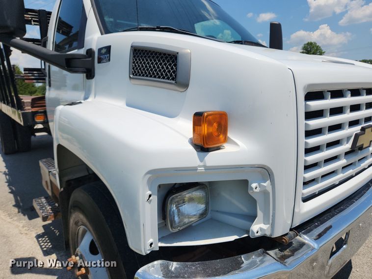 image for item LX9703 2004 Chevrolet C7500  flatbed truck