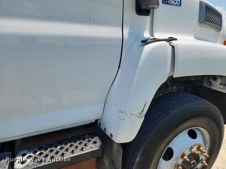 image for item LX9703 2004 Chevrolet C7500  flatbed truck