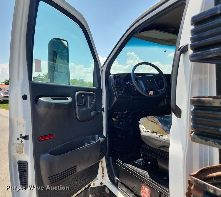 image for item LX9703 2004 Chevrolet C7500  flatbed truck