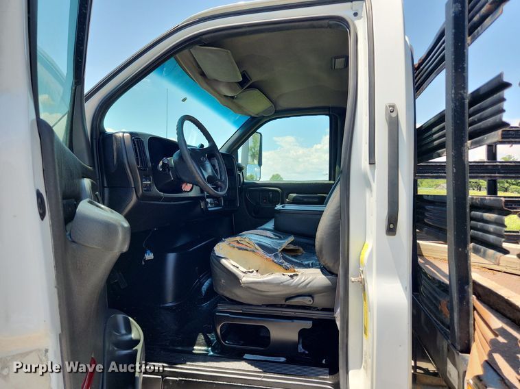 image for item LX9703 2004 Chevrolet C7500  flatbed truck