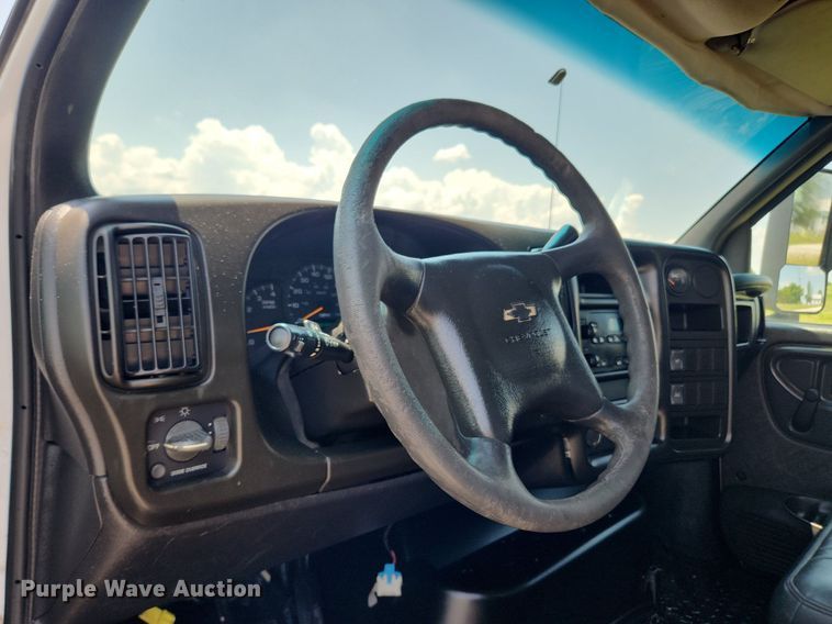 image for item LX9703 2004 Chevrolet C7500  flatbed truck