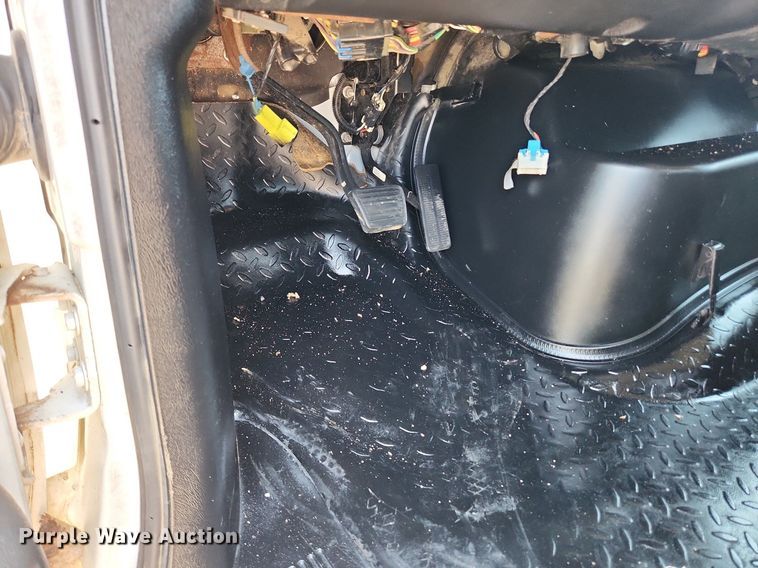 image for item LX9703 2004 Chevrolet C7500  flatbed truck