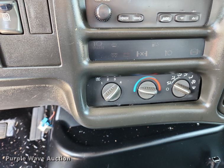 image for item LX9703 2004 Chevrolet C7500  flatbed truck