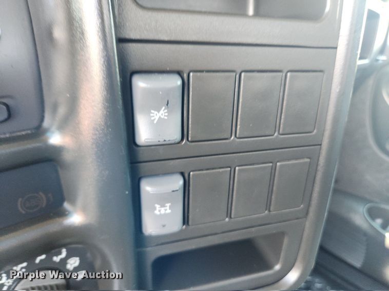 image for item LX9703 2004 Chevrolet C7500  flatbed truck