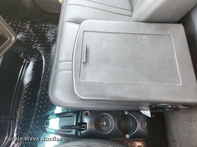 image for item LX9703 2004 Chevrolet C7500  flatbed truck