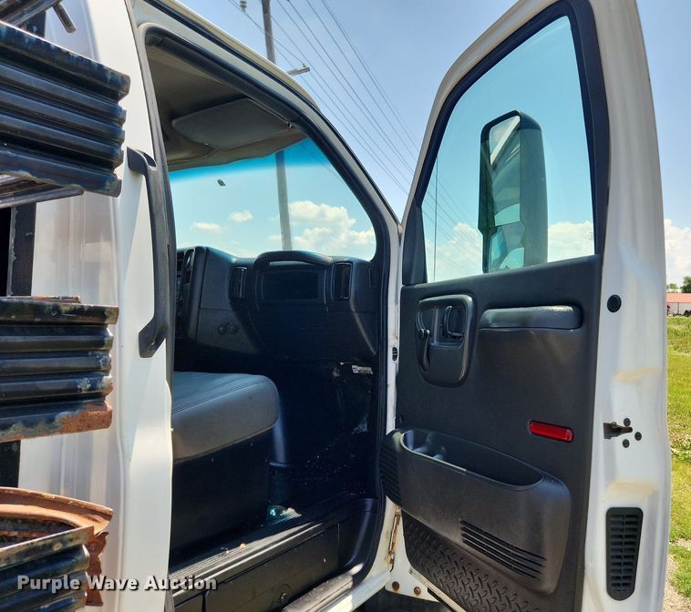 image for item LX9703 2004 Chevrolet C7500  flatbed truck