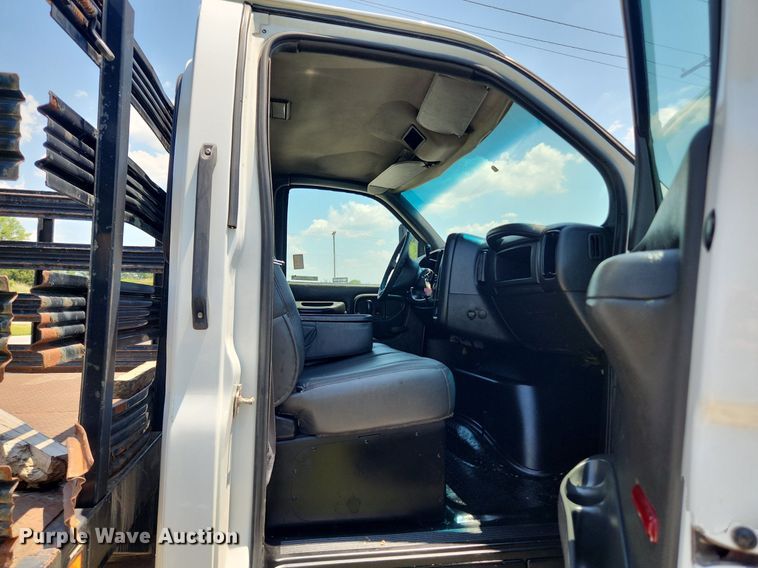 image for item LX9703 2004 Chevrolet C7500  flatbed truck