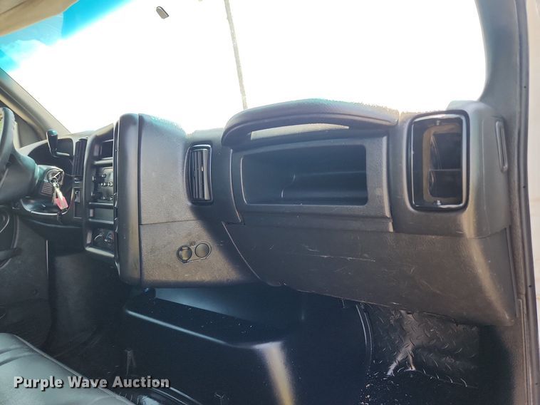 image for item LX9703 2004 Chevrolet C7500  flatbed truck