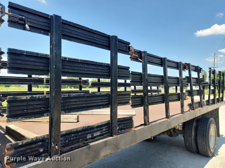 image for item LX9703 2004 Chevrolet C7500  flatbed truck