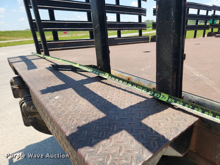 image for item LX9703 2004 Chevrolet C7500  flatbed truck