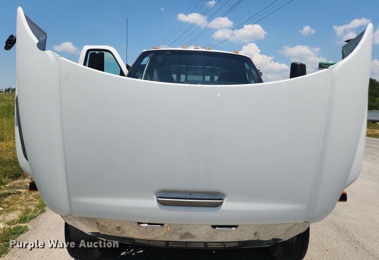 image for item LX9703 2004 Chevrolet C7500  flatbed truck