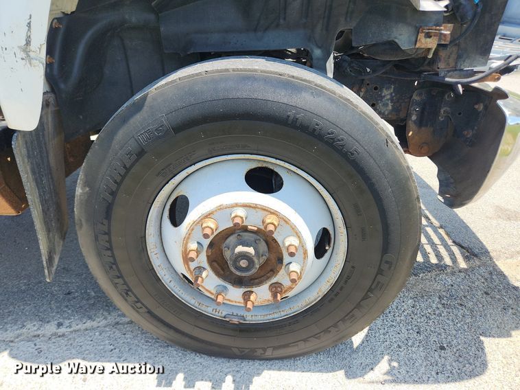 image for item LX9703 2004 Chevrolet C7500  flatbed truck